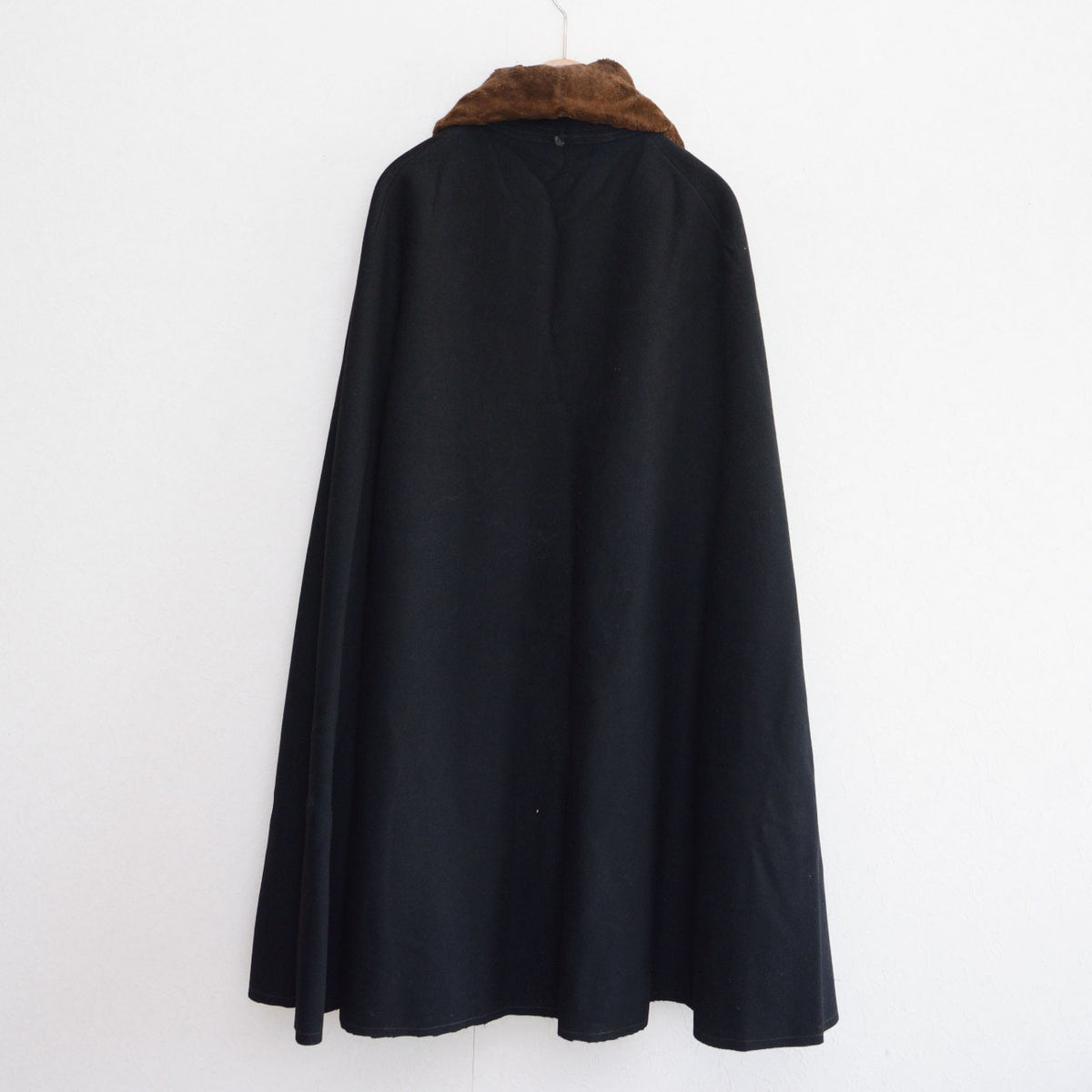 Black wool Bankara mantle with a plain rear body and brown fur collar.