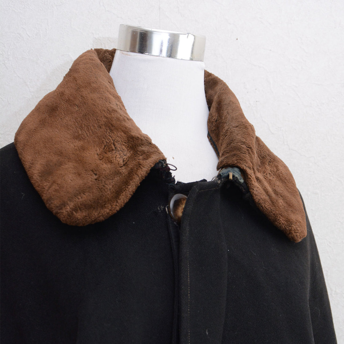 Black wool Bankara mantle with brown fur collar and front hook closure.
