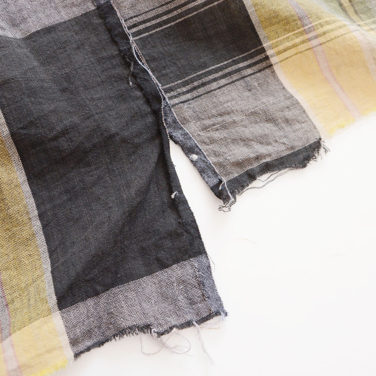 Japanese vintage cotton plaid fabric, unstitched edge detail with fraying threads, Showa era boro