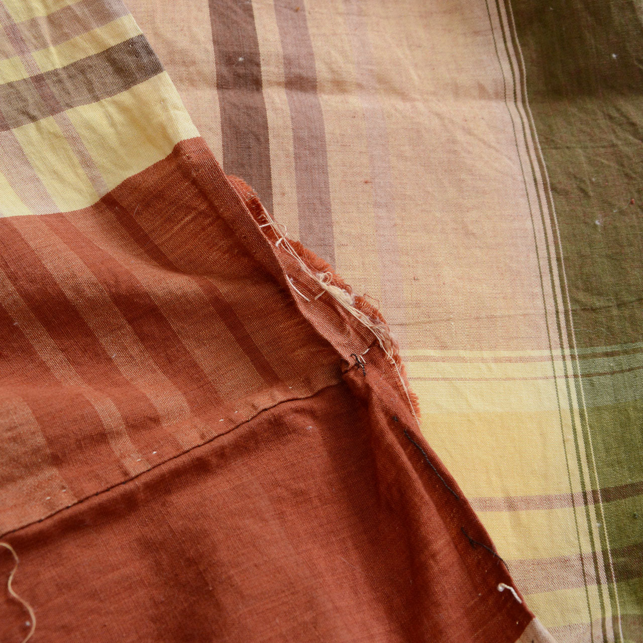 Japanese vintage cotton fabric, unstitched futon textile, Showa era, seam trace and loose thread detail at cut edge
