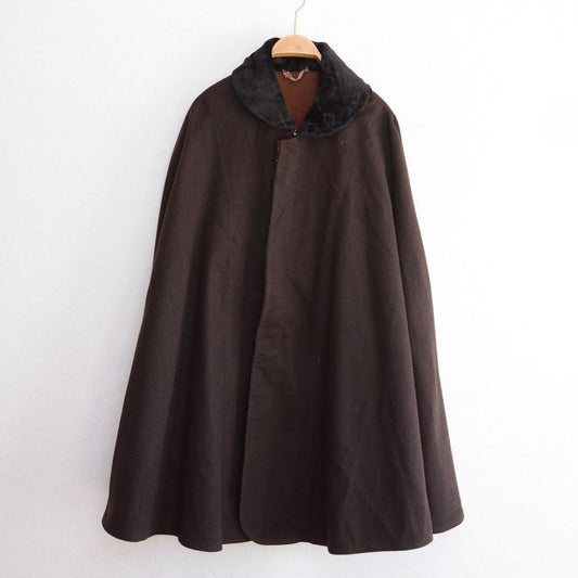 Dark brown Japanese vintage mantle with a black collar