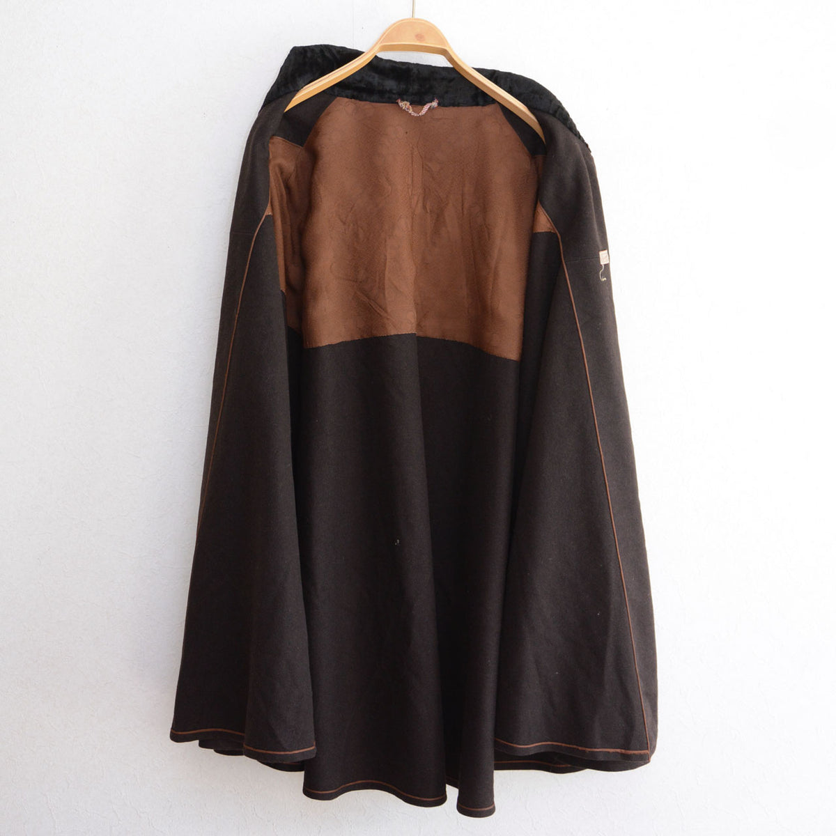 Brown partial lining and edge piping inside a Japanese vintage mantle