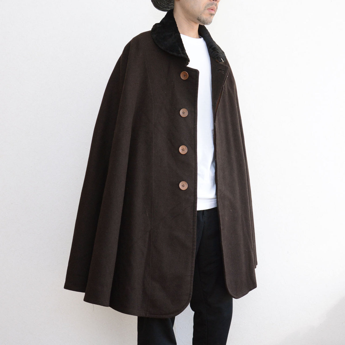 Dark brown Camel TOKYO vintage mantle with a black collar and brown buttons