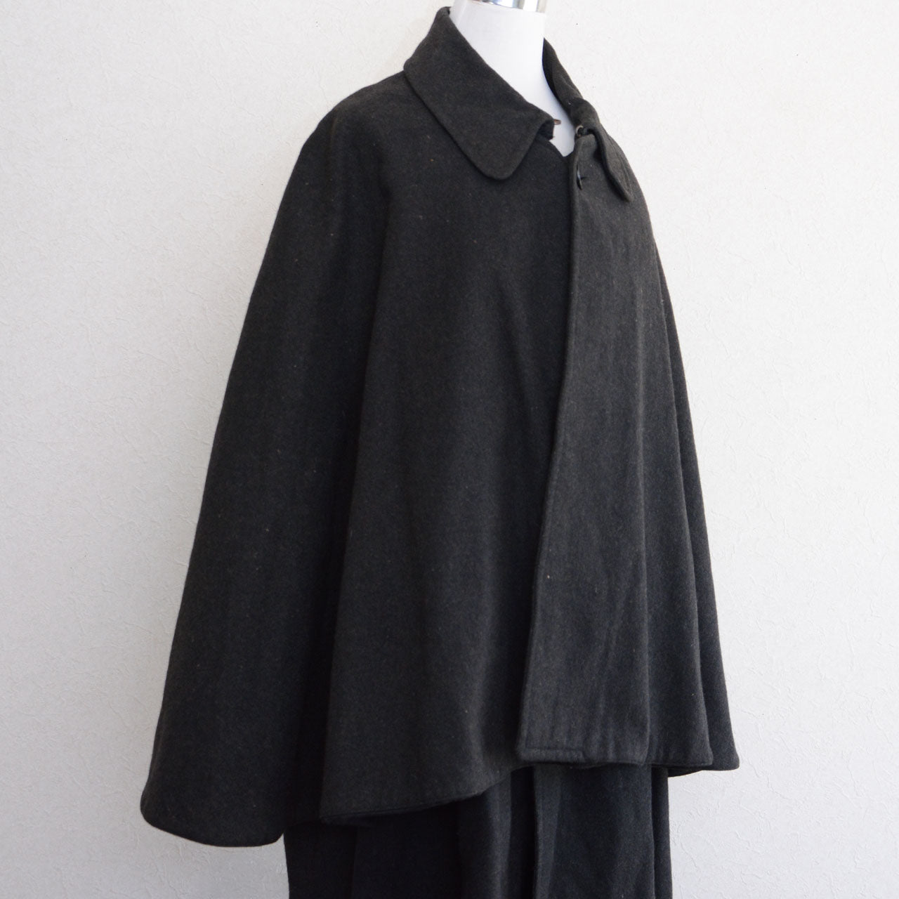 Tonbi cape coat, charcoal grey, wool, Japan vintage, Taisho Roman aesthetic