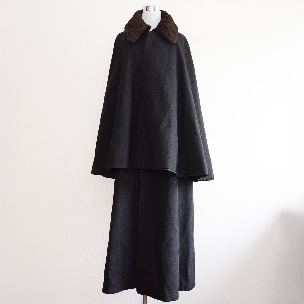 Rare Japanese antique tonbi mantle coat suitable for modern styling