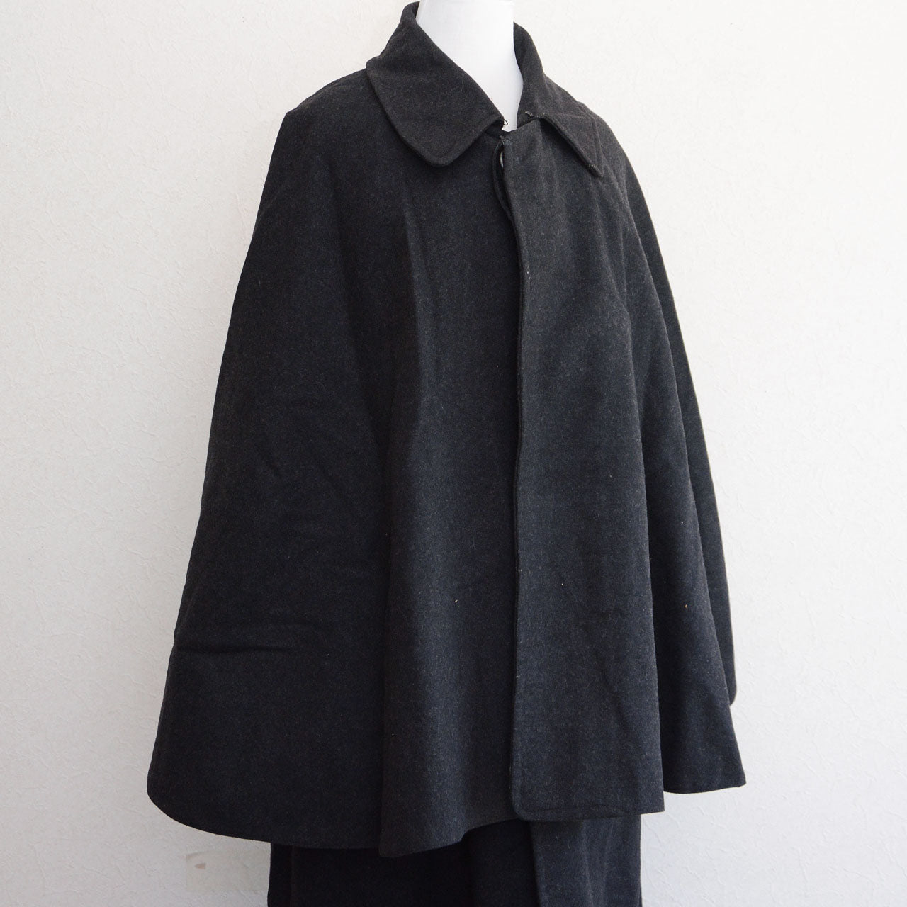 Japanese vintage outerwear tonbi mantle, dark charcoal wool, inverness cape style, Taisho early Showa, no fur collar
