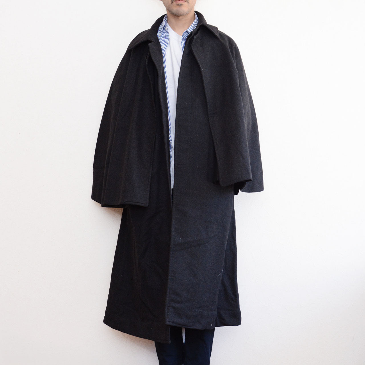 One of a kind Japanese vintage tonbi mantle, dark charcoal near-black wool, inverness-style, no fur collar, Taisho era