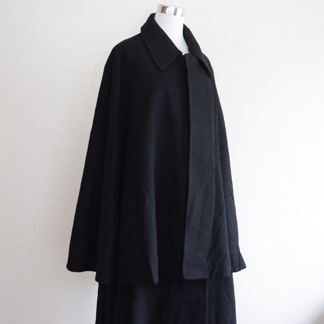 Japanese vintage Tonbi mantle combining functionality and dramatic cape design