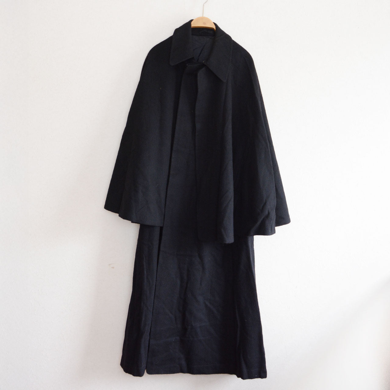 Japanese vintage Tonbi mantle from the 1920s–1930s featuring a minimalist black wool design without fur collar