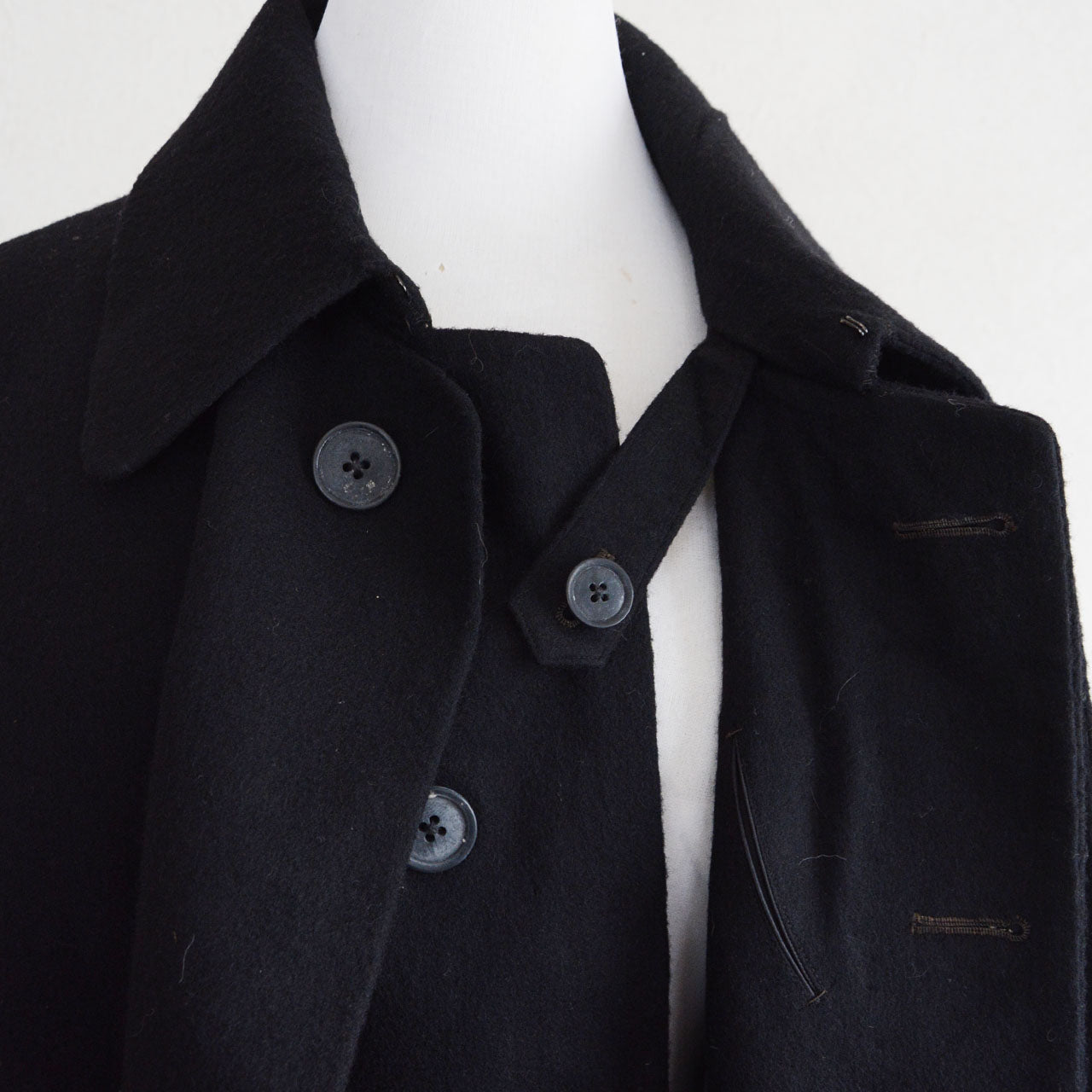 Minimalist Japanese Tonbi mantle without fur collar emphasizing sculptural silhouette