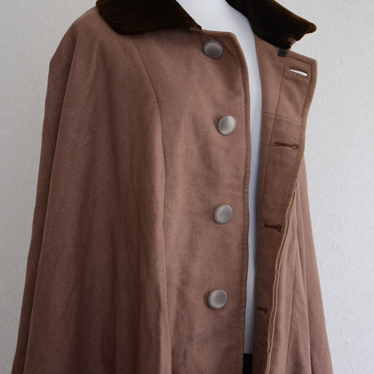 Mid-Showa wool cloak offering both comfort and refined aesthetic