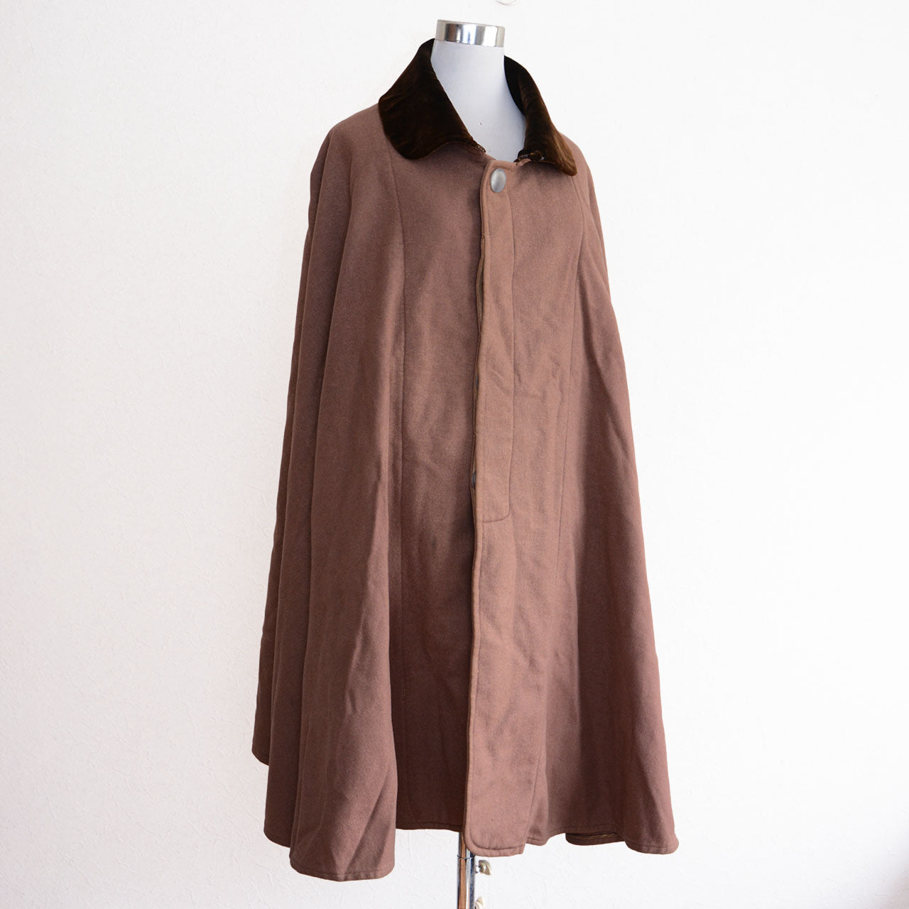 Vintage wool cape with historical character and universal fashion use