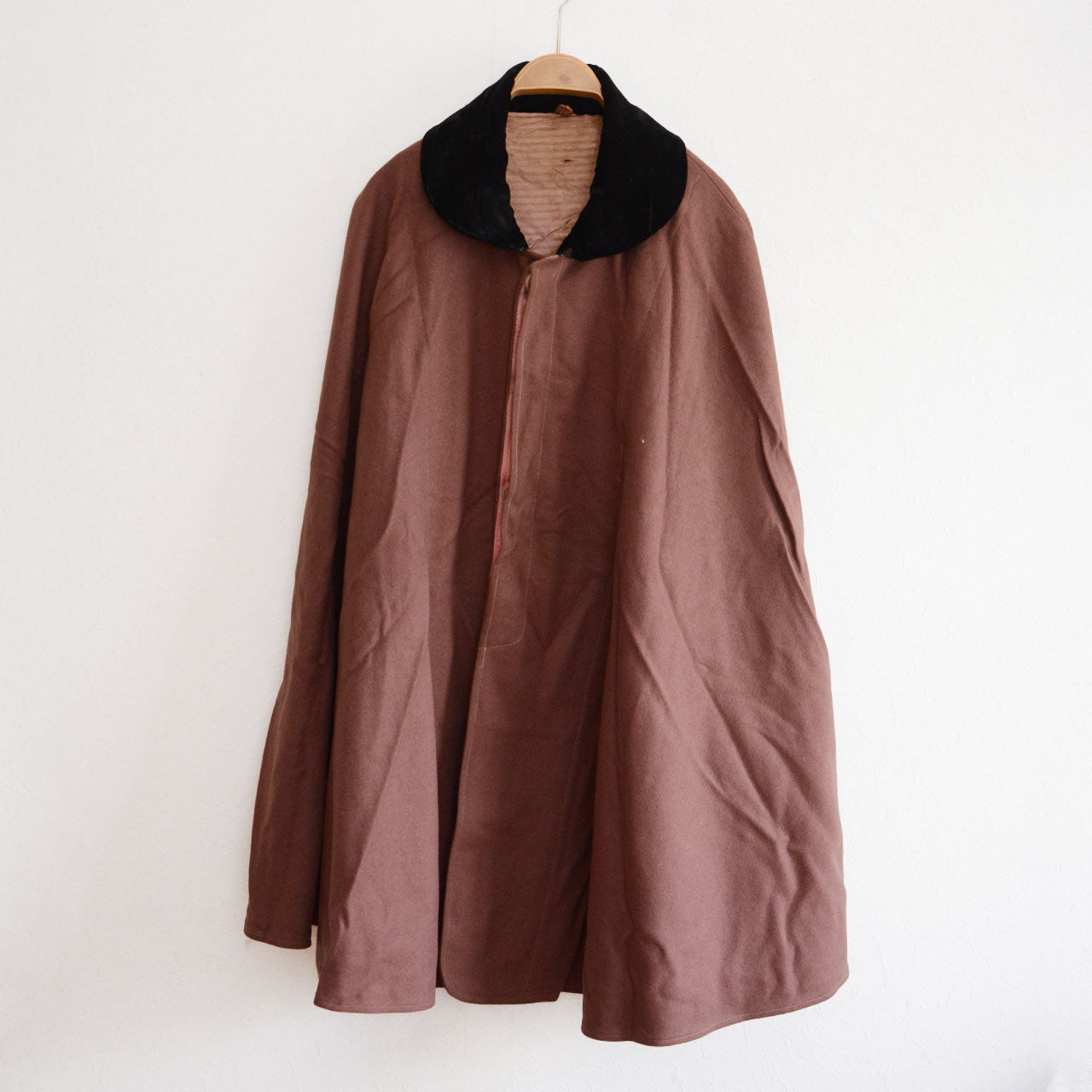 Early to mid Showa era Japanese wool mantle showcasing a flowing cape silhouette and quiet Taisho Romantic aesthetic