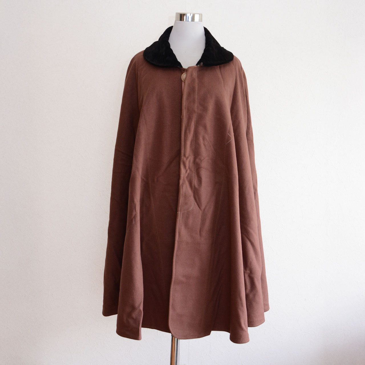 Japanese vintage mantle capturing the quiet elegance of Taisho to Showa era fashion