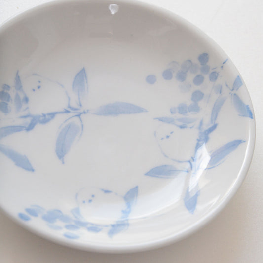 Japanese porcelain round plate with cute Shimaenaga bird design