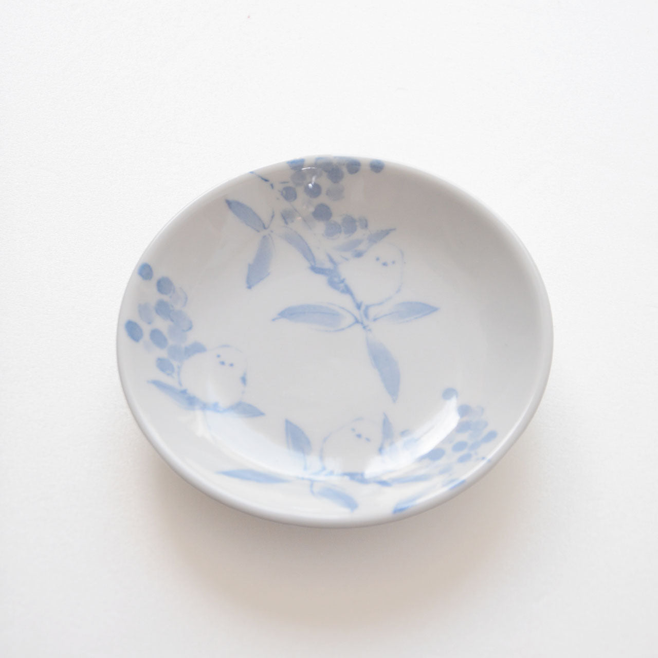 Compact porcelain plate with indigo-inspired design
