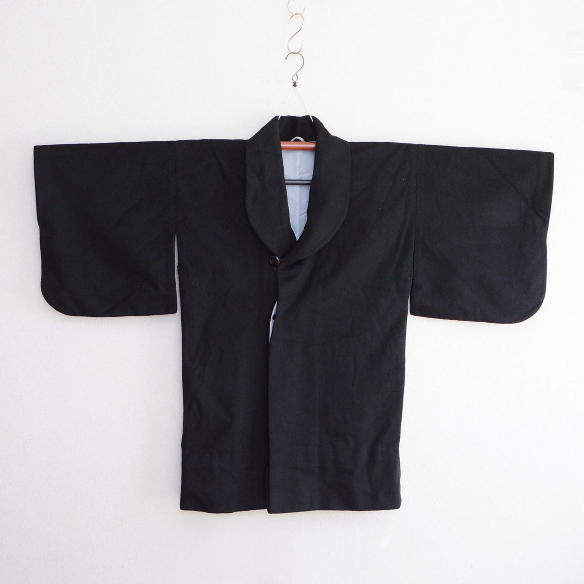 Black wool Japanese vintage kimono coat with a shawl collar, wide sleeves and pale lining