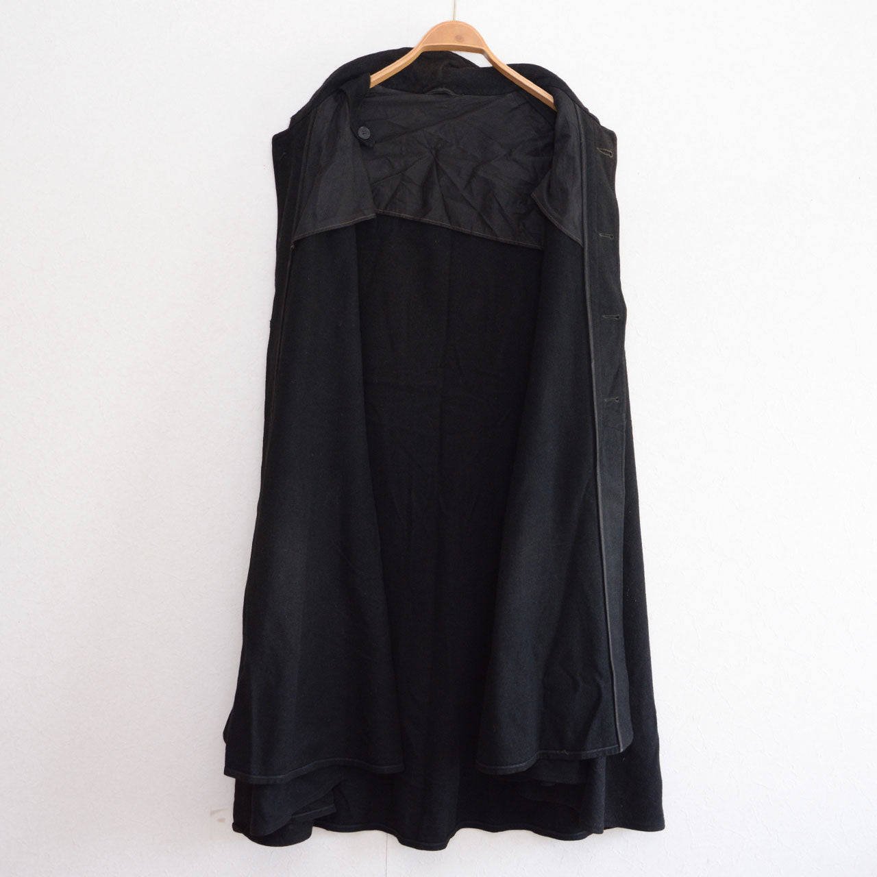 Black wool Japanese vintage mantle with partial lining and button closure