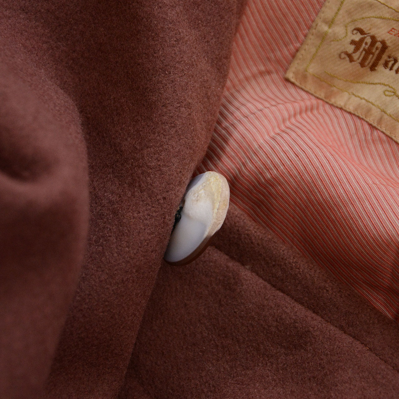 High-quality wool mantle with vintage charm