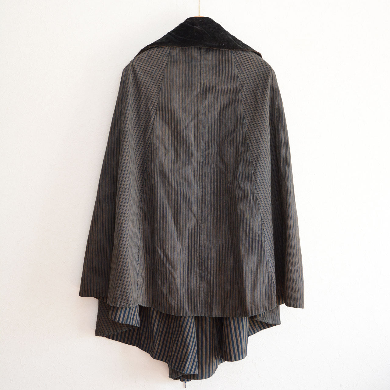 A traditional Japanese traveling garment made of indigo-dyed cotton from the Meiji to Showa era.