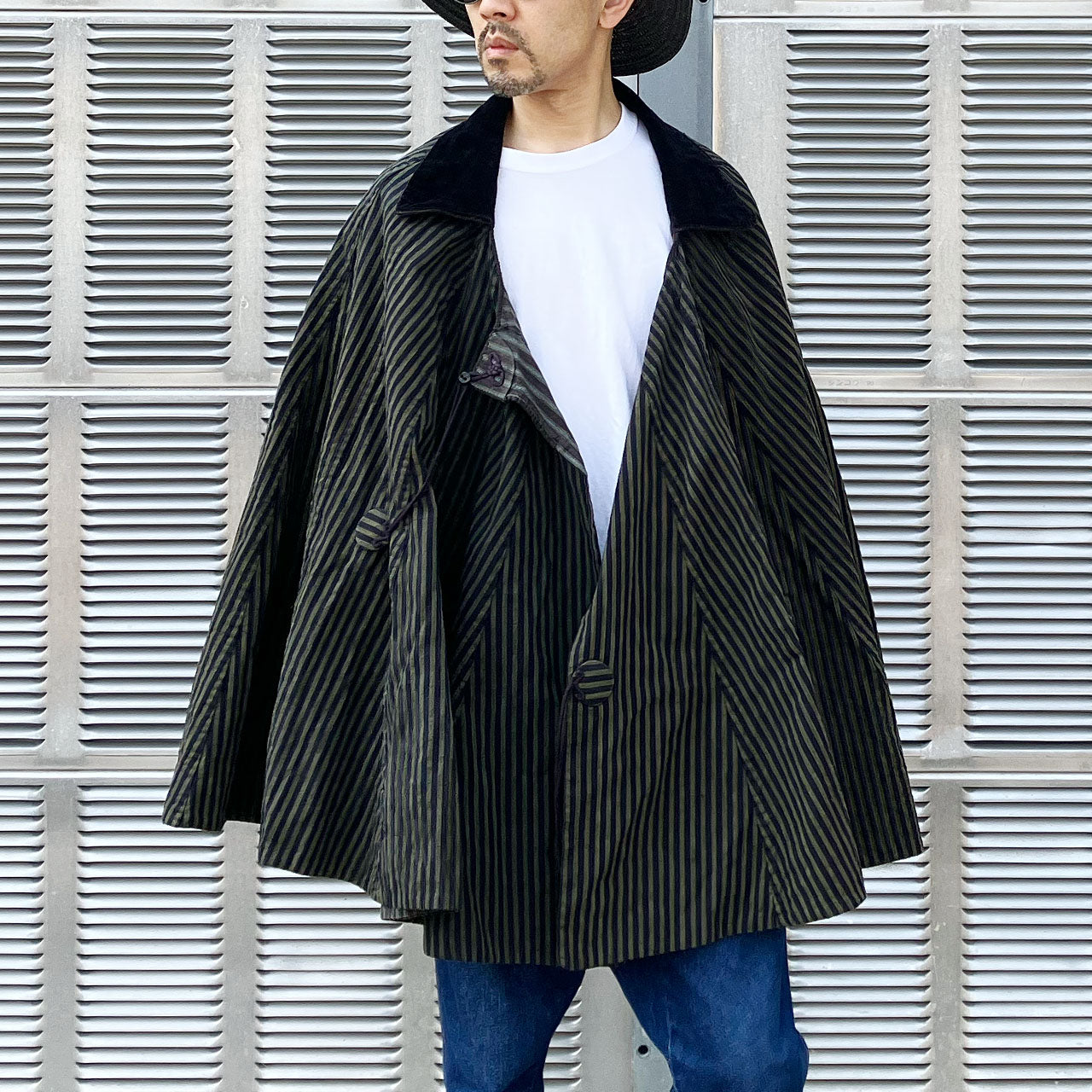 Shoulder and velvet collar construction, Meiji-era Japanese travel cape