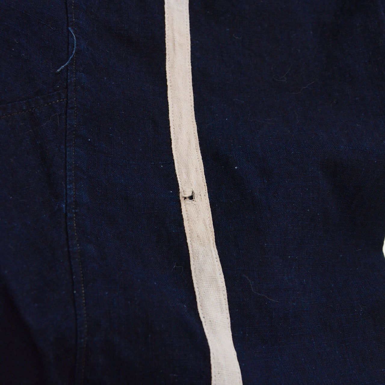 Damage to the natural-colored stripe tape on the indigo cotton momohiki