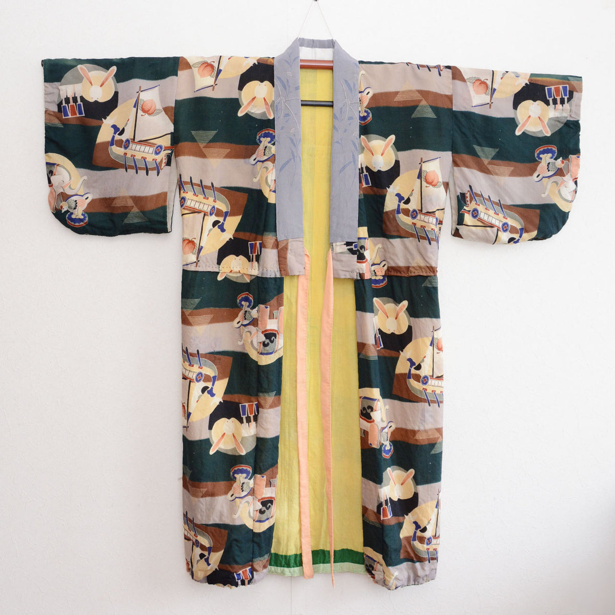 Japanese vintage nagajuban kimono with patterned outer fabric, yellow lining and green hem trim