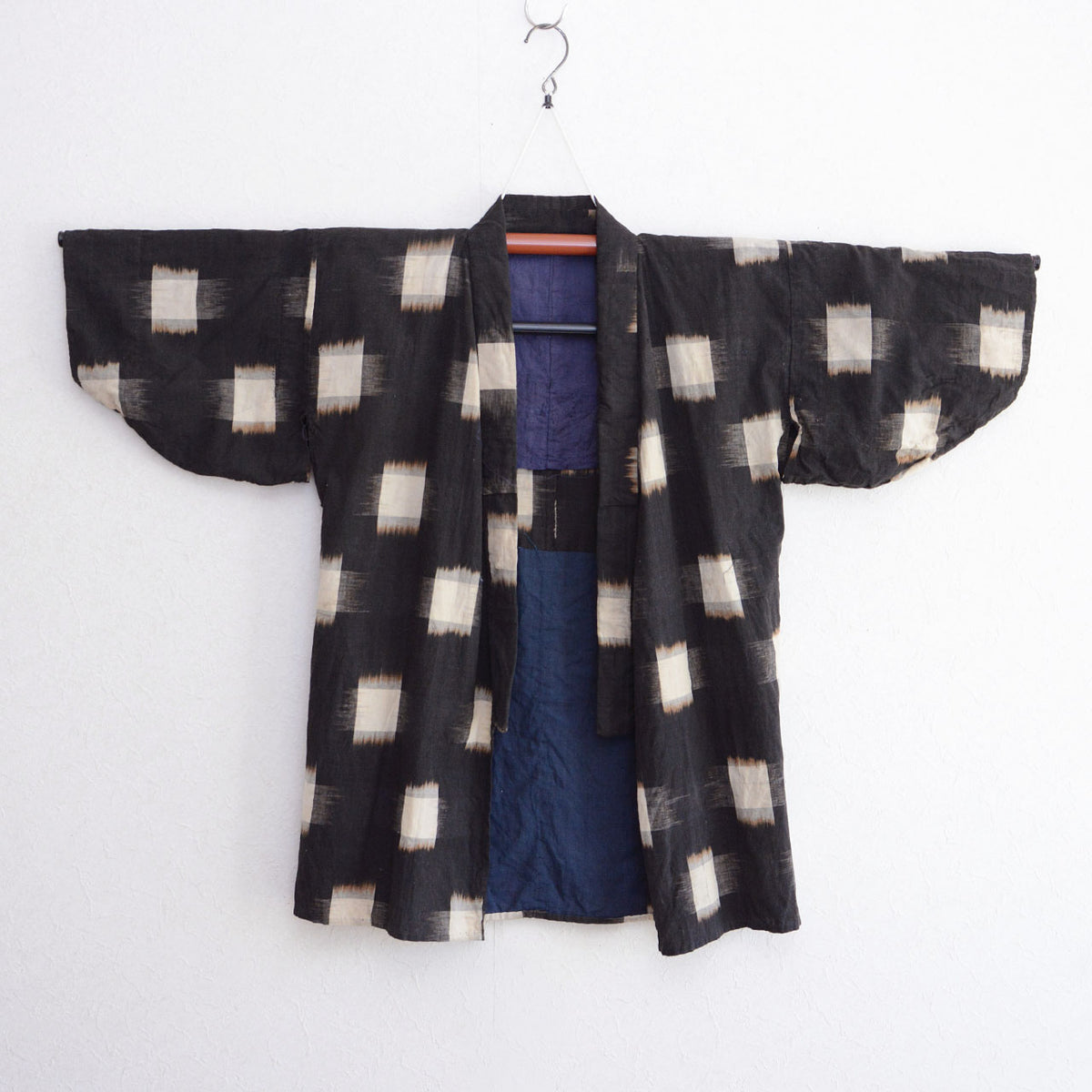 Vintage kasuri cotton noragi with navy-toned upper lining and plain indigo lower lining.