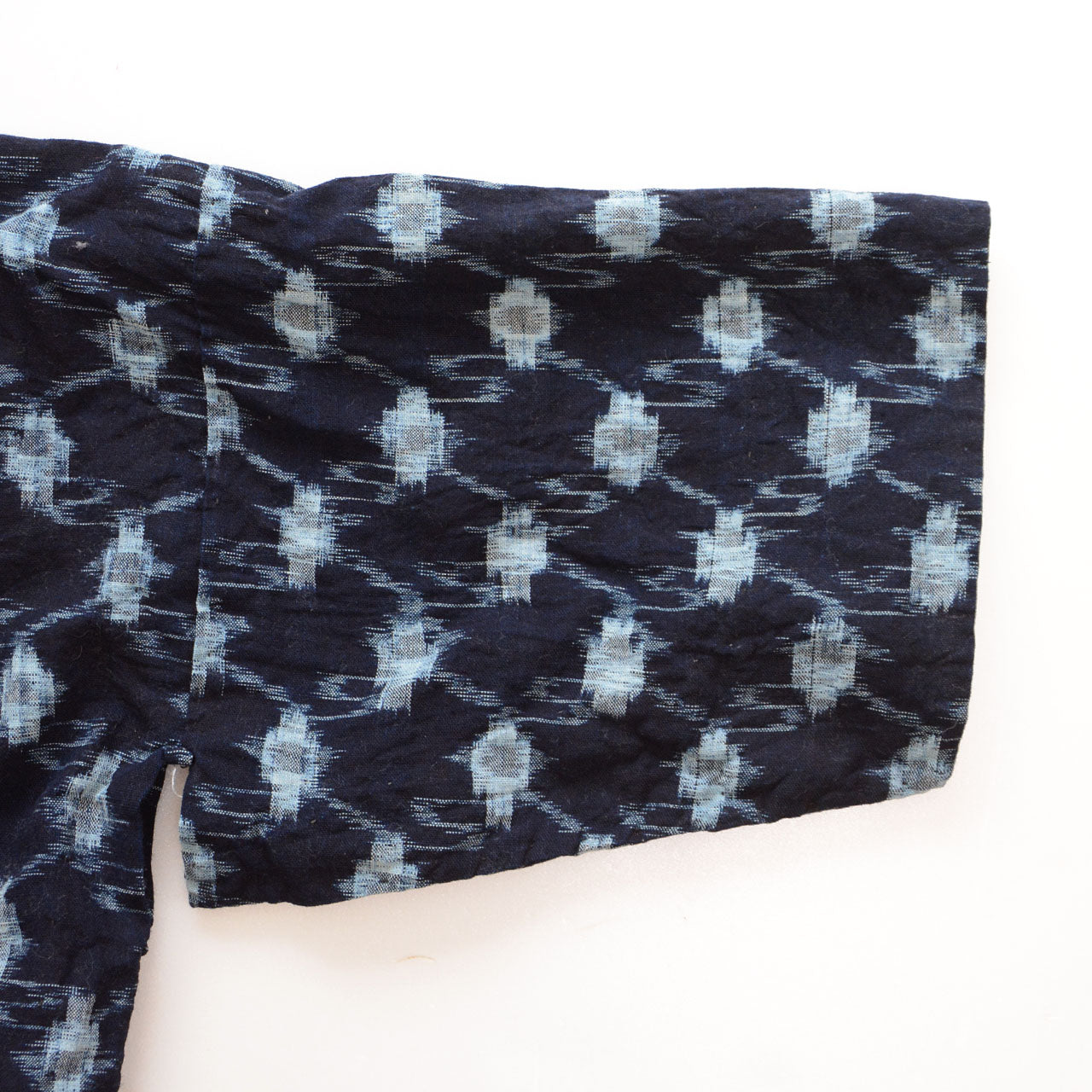 Sleeve detail, indigo kasuri noragi jacket, navy cotton, light blue ikat pattern, short sleeve construction, Showa era Japan vintage