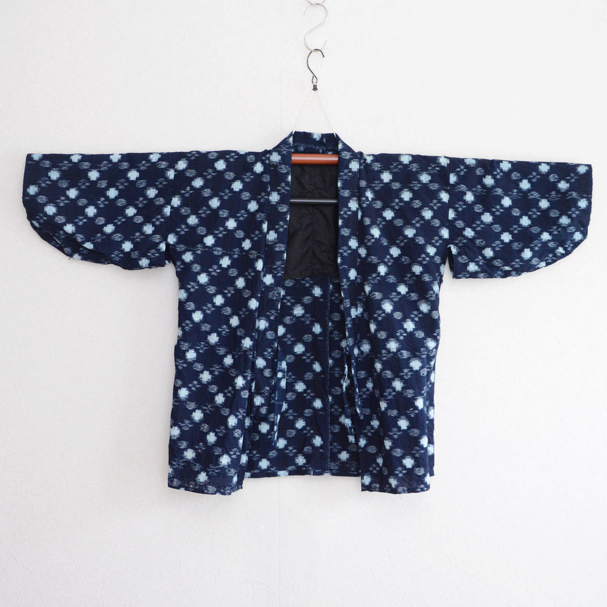 Mid-Showa indigo cotton noragi uwappari jacket with white kasuri motifs, black lining and front ties