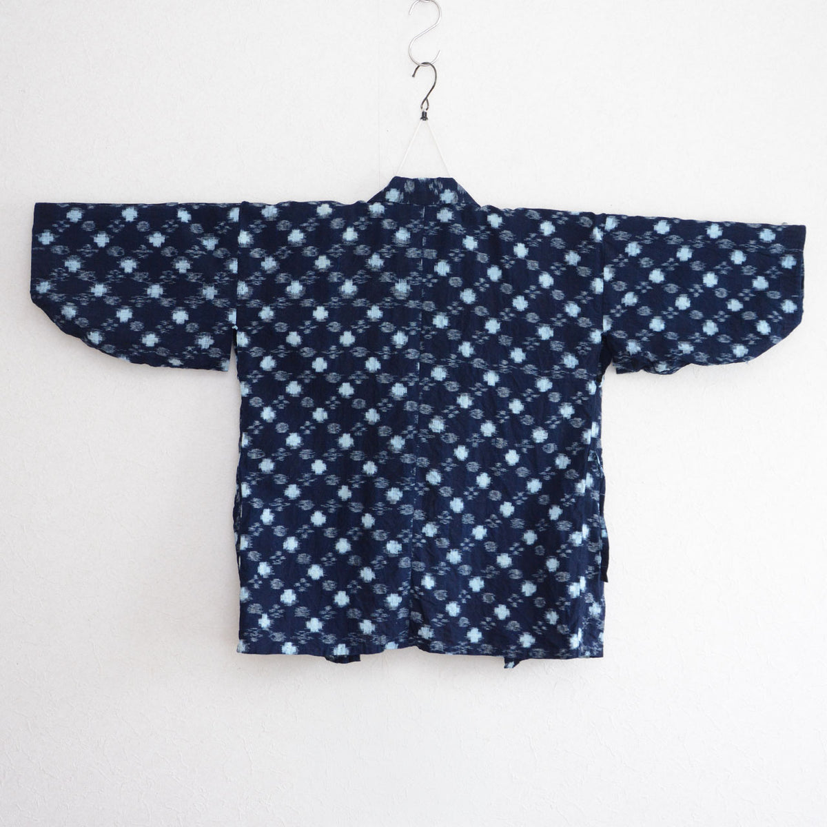 Mid-Showa indigo cotton noragi uwappari jacket with white kasuri motifs on the back body and sleeves and a center seam