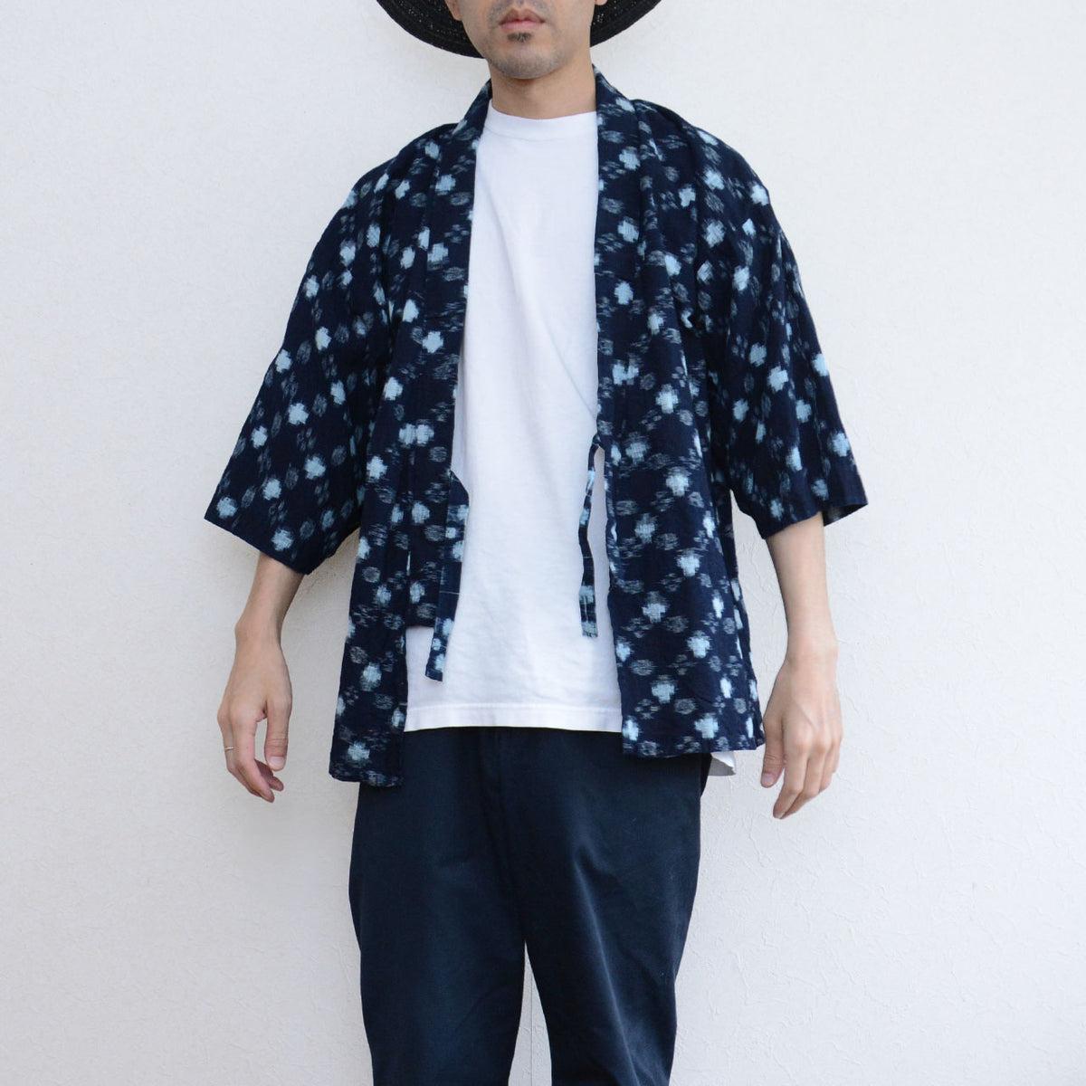 Mid-Showa indigo cotton noragi uwappari jacket with white kasuri motifs, a roomy body and shorter sleeves