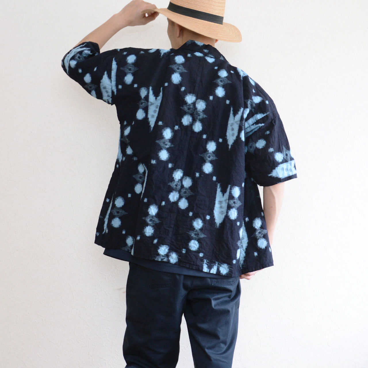 Vintage Japanese noragi jacket worn from behind, full kasuri pattern visible, styled with straw hat, model height 171cm