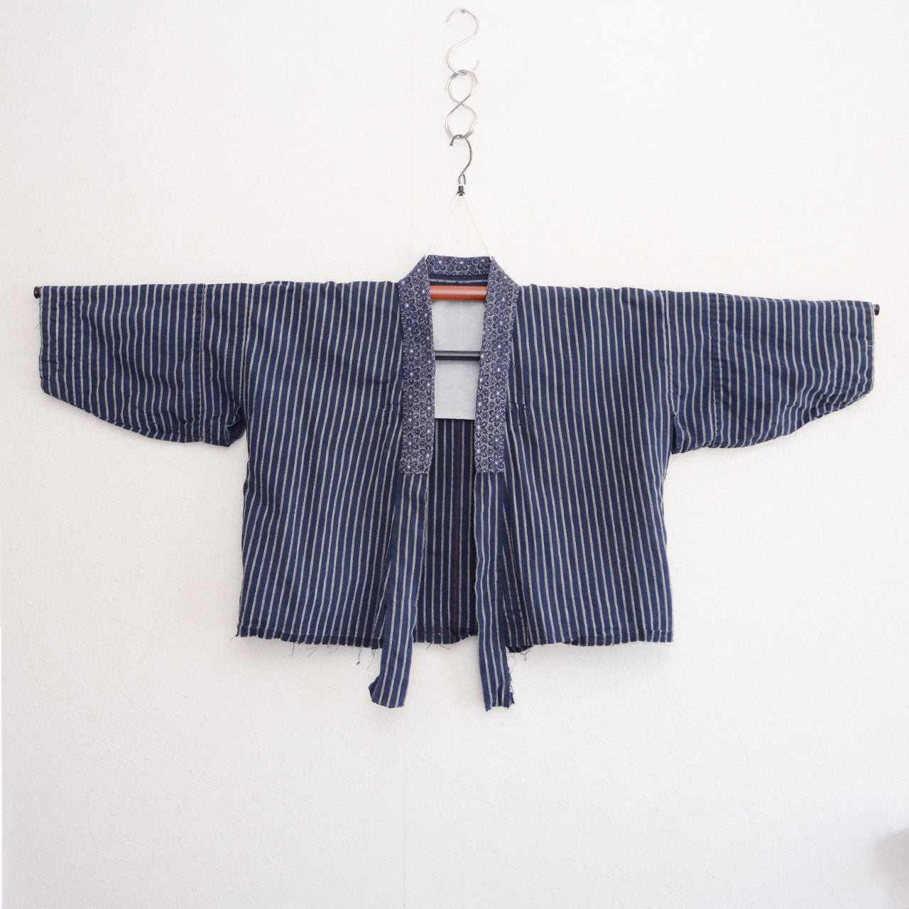 Cotton stripe noragi jacket, navy and white, Showa era Japan vintage, front view on kimono hanger