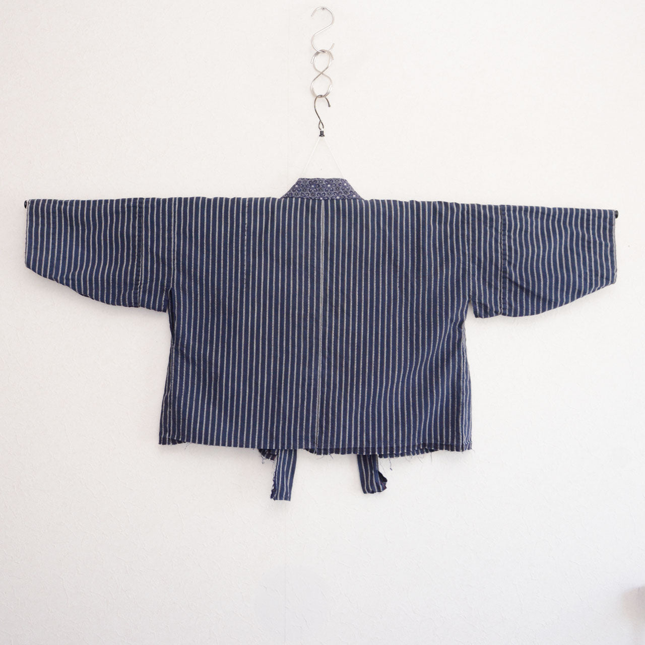 Cotton stripe noragi jacket, navy and white, Showa era Japan vintage, back view on kimono hanger
