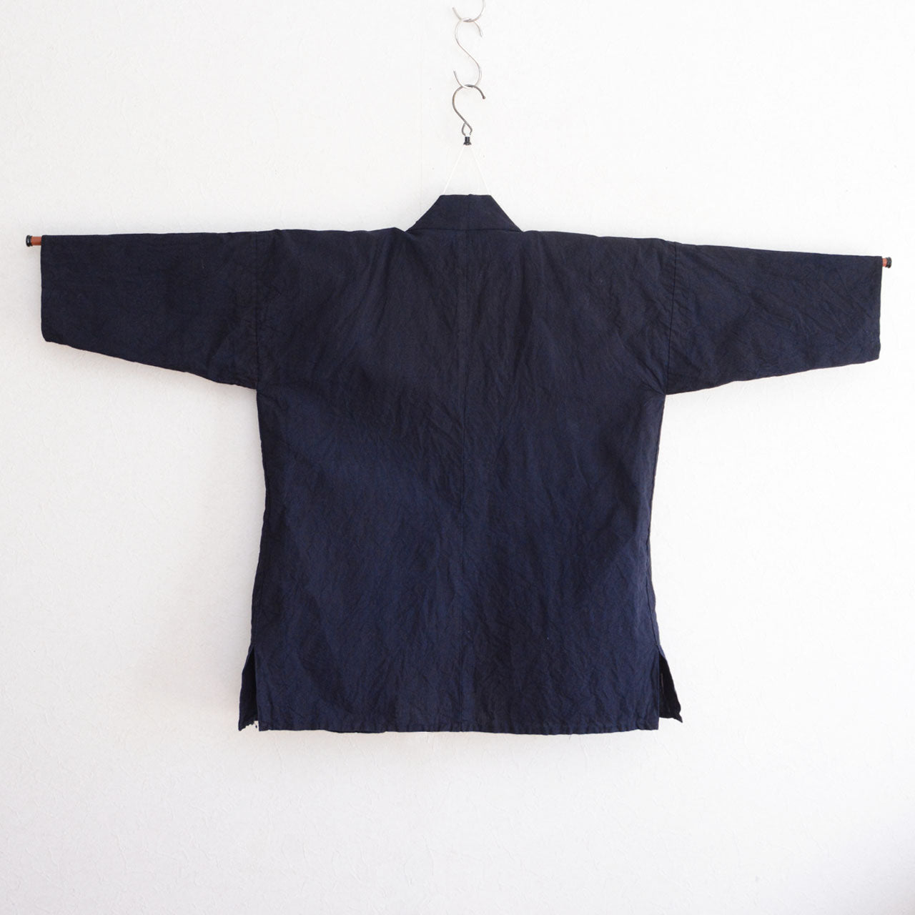 A plain indigo-dyed cotton noragi originating from Japan.