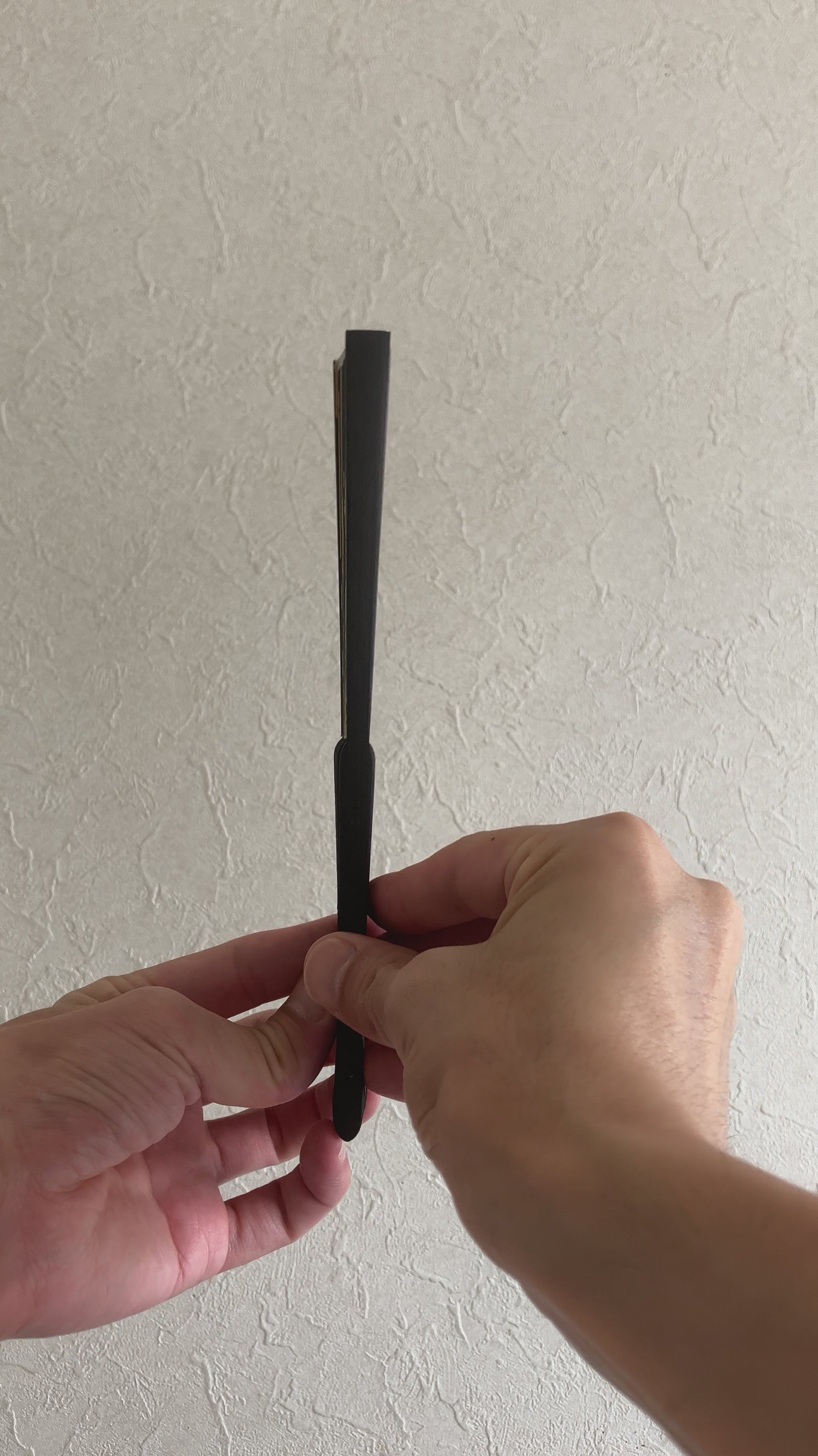 Demonstration of Japanese folding fan with Fujin Raijin design being opened and closed