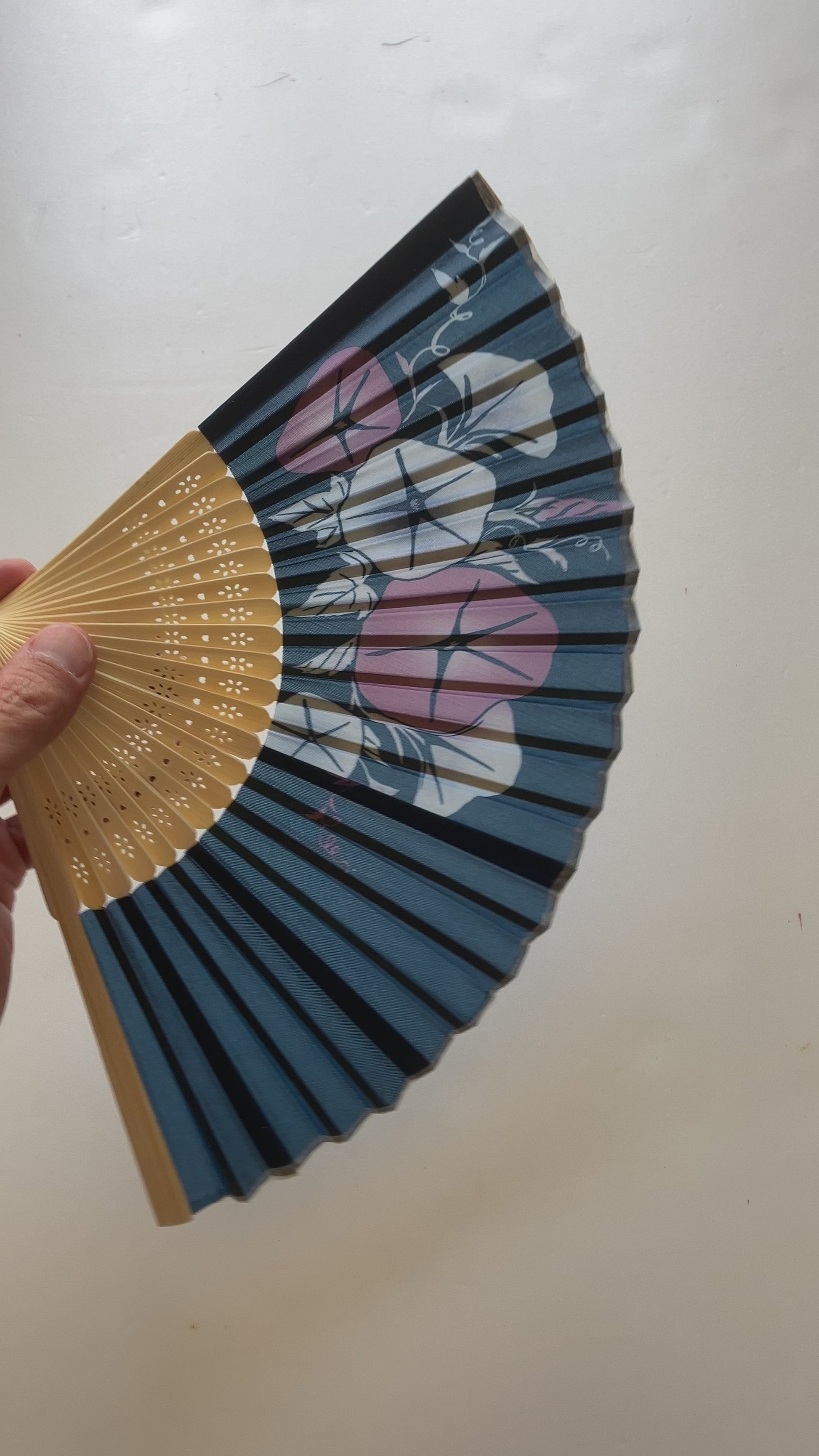 Visual showcase of Japanese summer fan featuring vibrant morning glory artwork