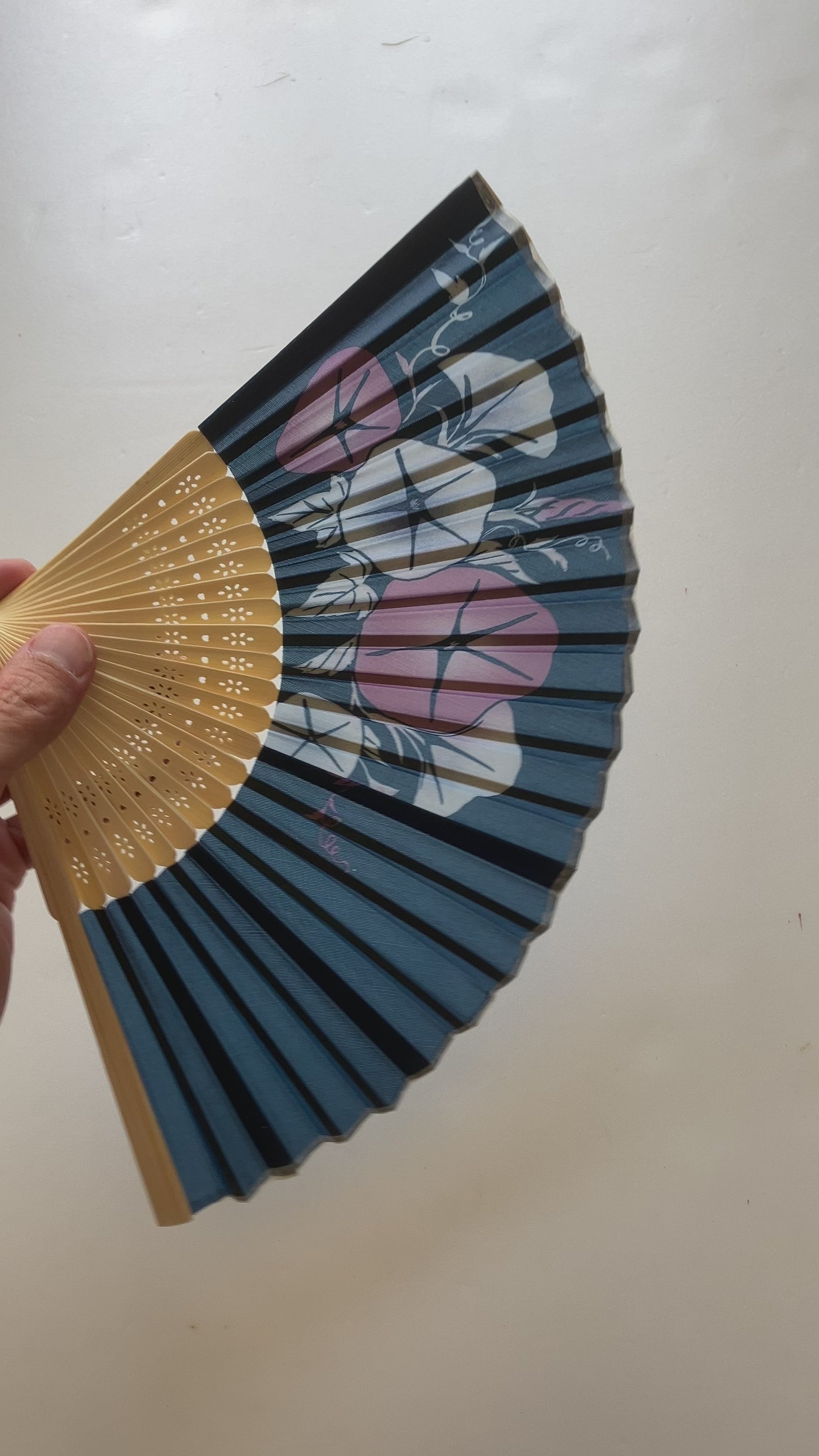 Visual showcase of Japanese summer fan featuring vibrant morning glory artwork