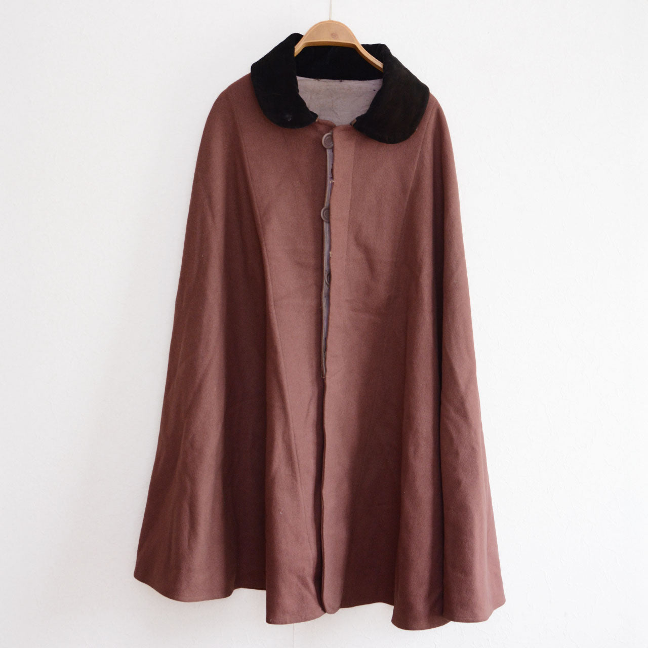 Japanese vintage wool mantle reflecting mid-Showa period clothing culture.