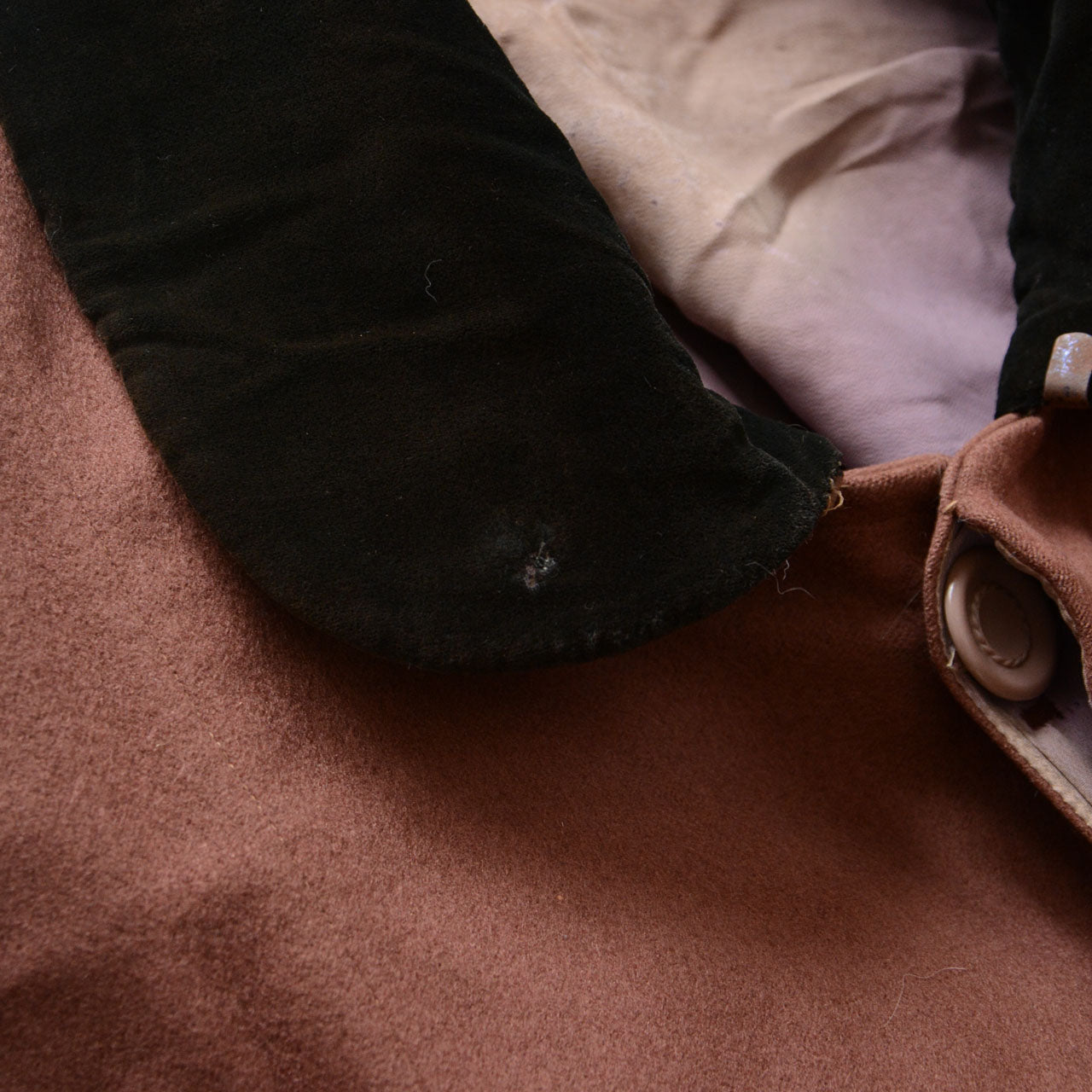 Mid-Showa Japanese mantle made of wool, designed with minimal decoration.