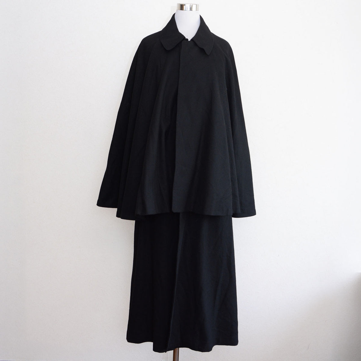 Matsuzakaya black wool tonbi coat with a fold-down collar, layered cape and long body