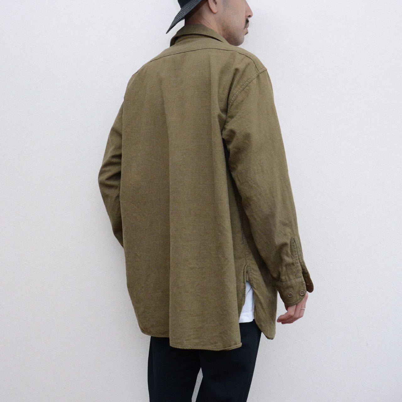 Minimal U.S. Army shirt design without epaulettes