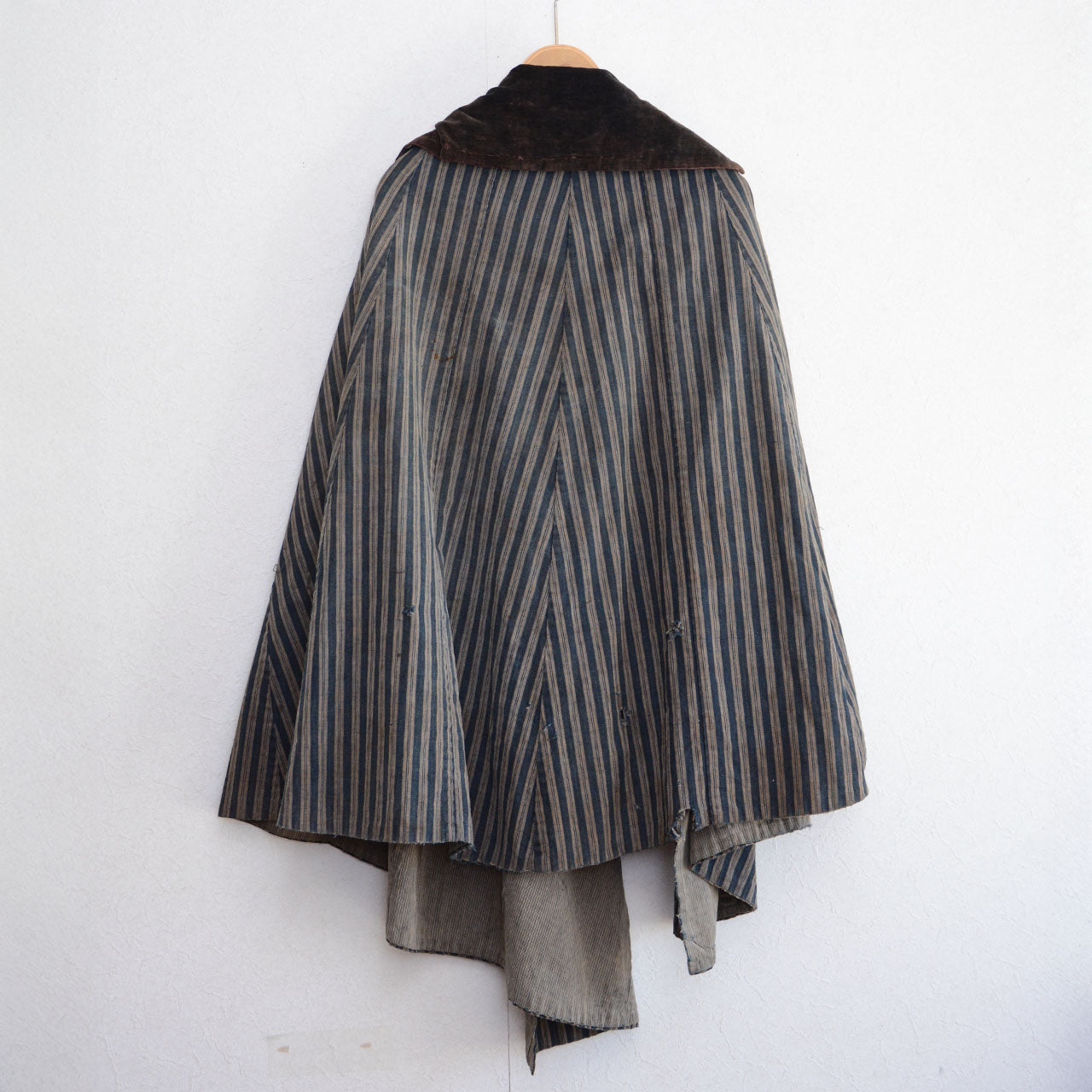 Classic Japanese cloak, T-shirt and trousers styling