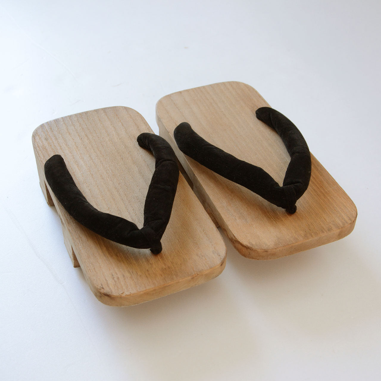 Showa-era ni-mai-ha geta, natural wood, black hanao