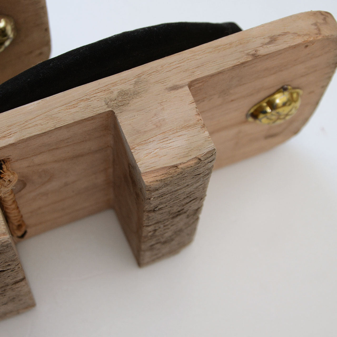 Showa period wooden geta, black hanao, natural wood grain