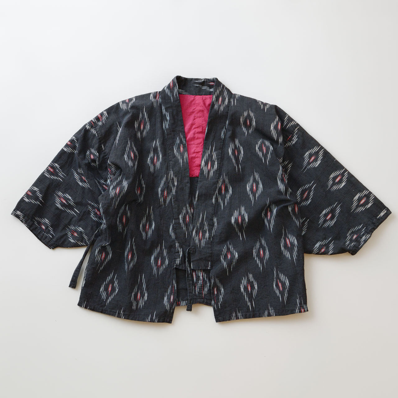 Black faded cotton noragi jacket, mid-Showa era Japan vintage, kasuri ikat pattern in white grey and red