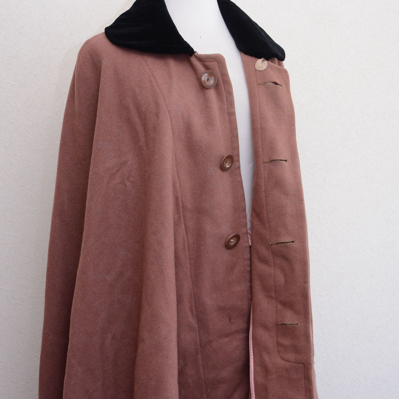 Early Showa era wool cape, mauve color, velvet collar detail, vintage Japanese outerwear, handcrafted