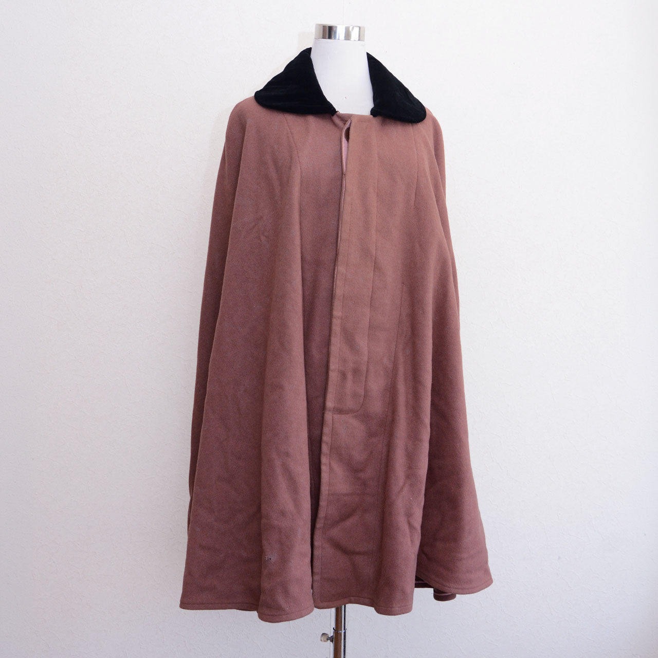 Showa era Japanese vintage wool cape, mauve wool, velvet collar, front hook closure, Japan vintage cloak